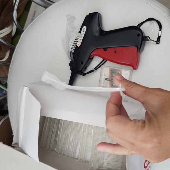 Wiktag Clothing Tag Device and Plastic Tags - Picture 2 of 4